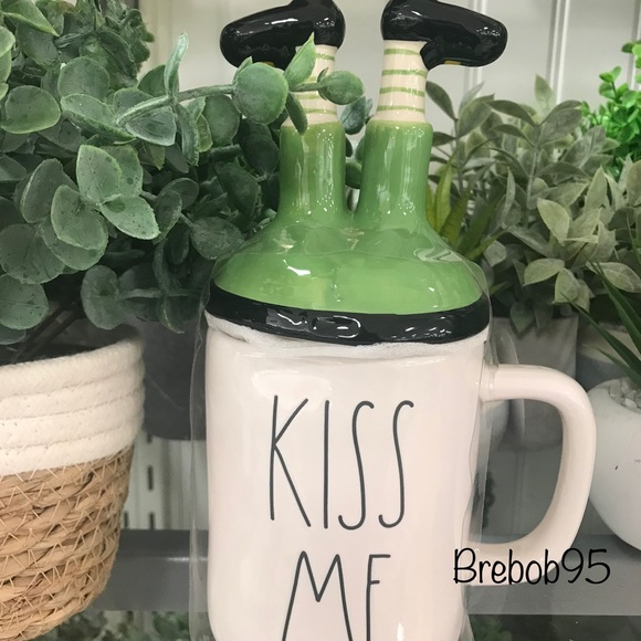 Rae Dunn 🍀 KISS ME 🍀 mug w/topper. - Picture 2 of 7